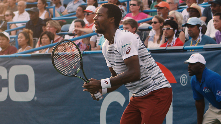 TRICK SHOTS: Monfils On The Beat